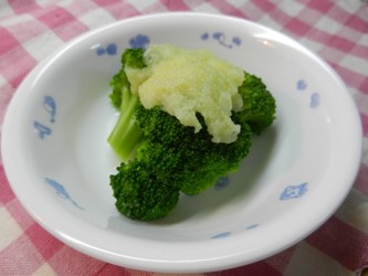 写真：ブロッコリーのサラダ　かぶらのドレッシング