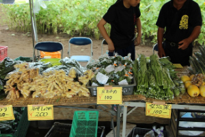 写真：野菜販売の様子1