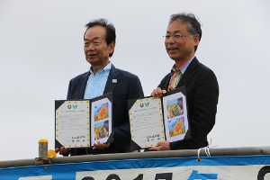 写真：武蔵村山市長と清瀬市長による締結書交換の様子