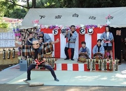 写真：下宿八幡神社での下宿囃子の奉納