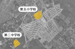 写真：昭和43年の旭が丘団地周辺の空中写真に五小・三中の位置を示した写真