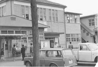 写真：昭和45年の市役所庁舎