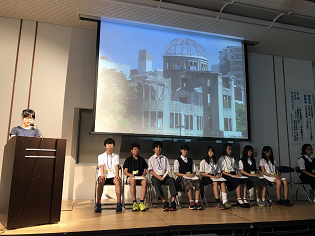 写真:報告会の様子