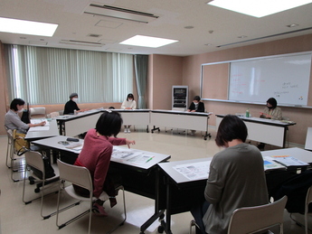 写真：編集会議の様子