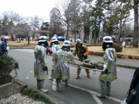 写真：消防団員による搬送訓練1