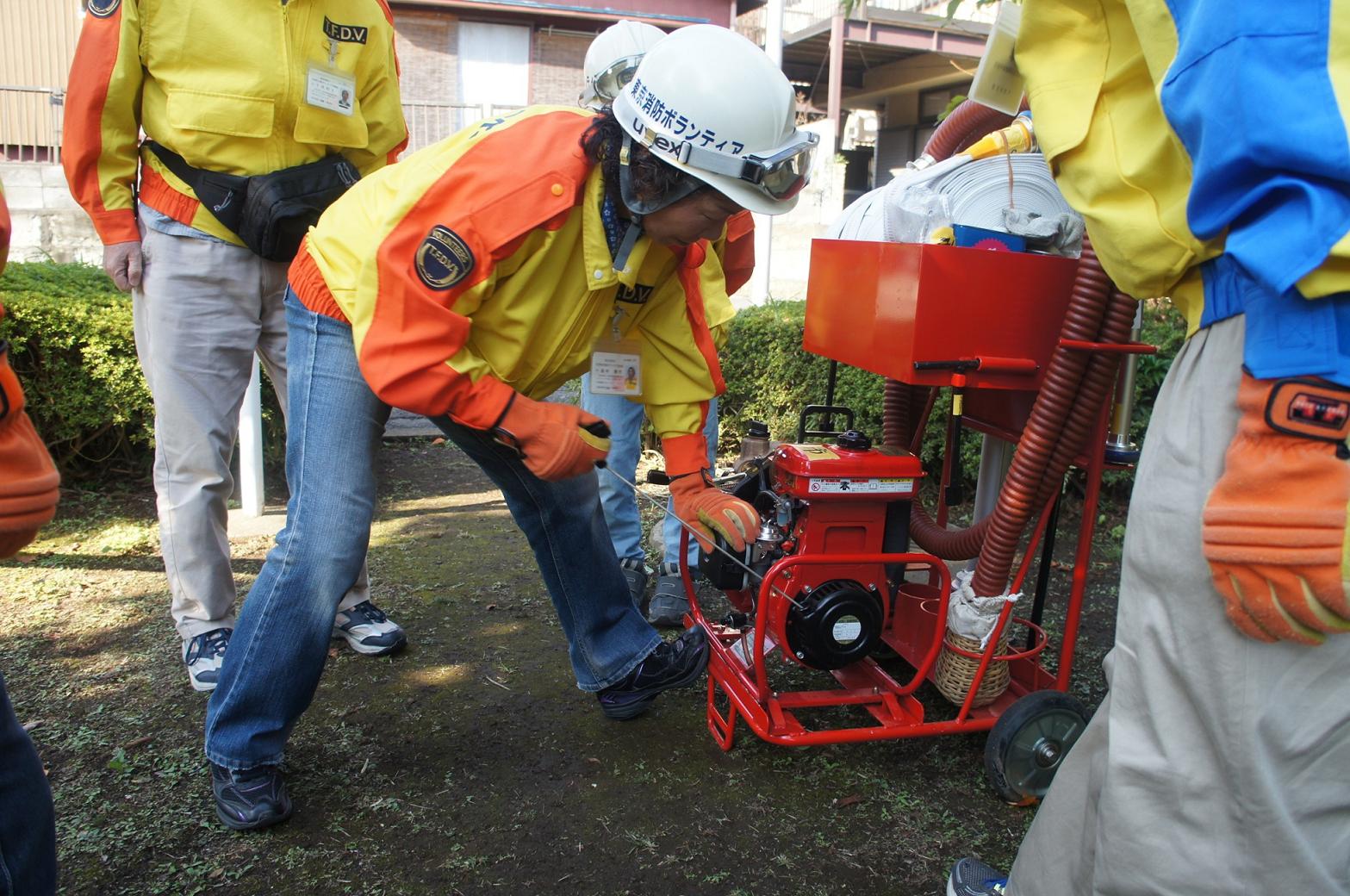 写真：災害時支援ボランティアによる可搬ポンプ運用訓練