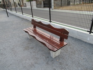 写真：上清戸公園に設置した椅子