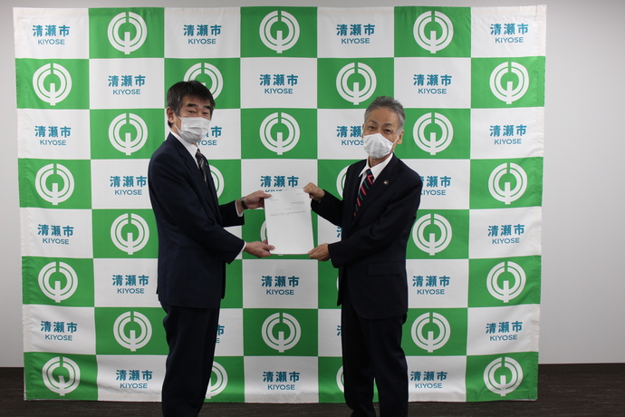 写真：廃棄物審議等推進審議会から市長への答申の様子
