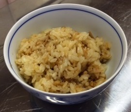 写真：味付けエノキダケとツナの炊き込みごはん