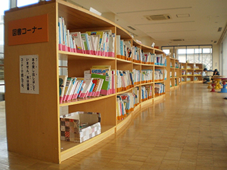 写真：2階図書コーナー