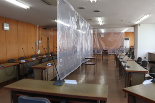 写真：飛沫感染防止シートを設置した委員会室