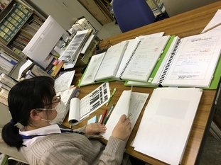 写真：届いた許諾書確認の様子1