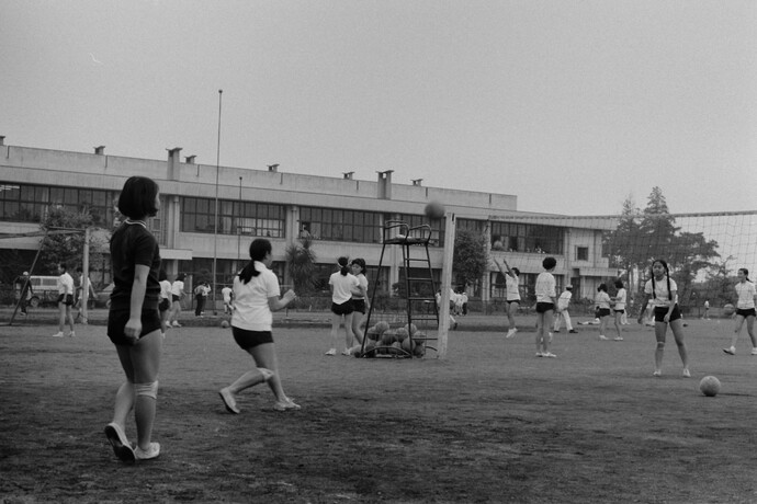 写真：清瀬第二中学校の校庭でバレーボールをする生徒たち
