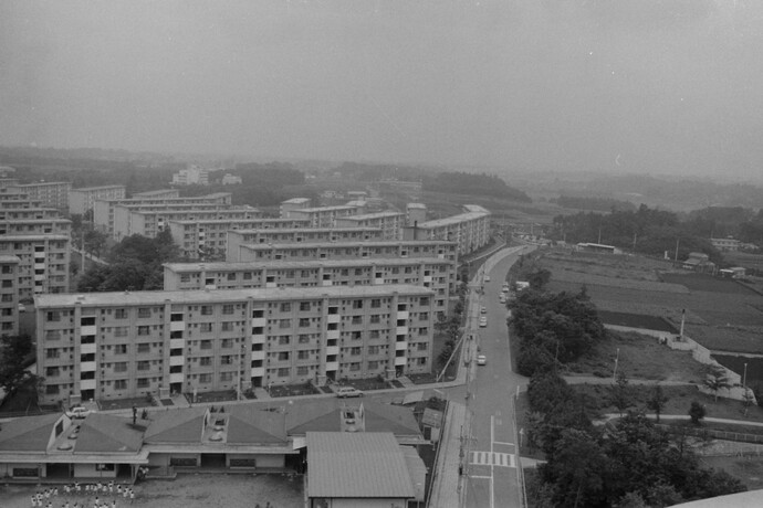 写真：旭が丘団地遠景、団地の北側には畑が広がる