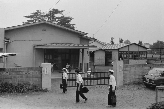 写真：第一学童保育所と乳児保育園の前を中学生が通る