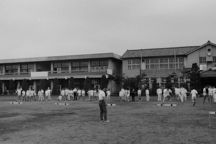 写真：清瀬中学校の校庭でハードルをとぶ生徒たち