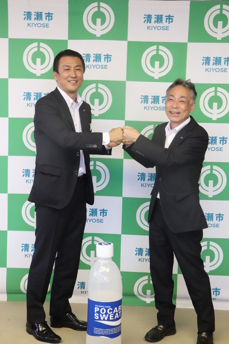写真:清瀬市と大塚製薬株式会社 包括連携協定式