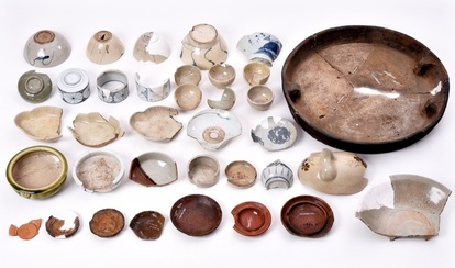 江戸時代の井戸から出土した陶磁器の写真