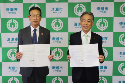 画像:協定書を持つ株式会社大林組取締役専務執行役員東京本店長・村田俊彦氏と渋谷市長