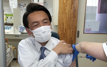 画像：3回目のワクチン接種を受ける澁谷市長