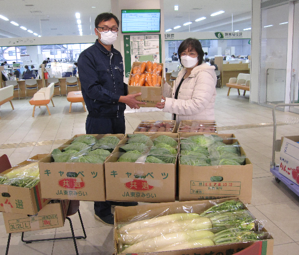 野菜の受け渡し