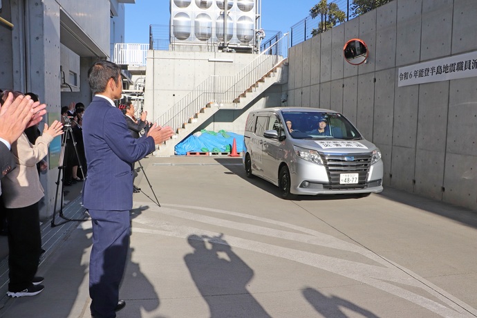 画像：被災地に向けて出発する職員