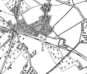 画像：昭和20年代の清瀬駅、駅の右側に見える L字型が屎尿貯留槽（「国土地理院昭和28年発行　清瀬　1万分の1」より転載）