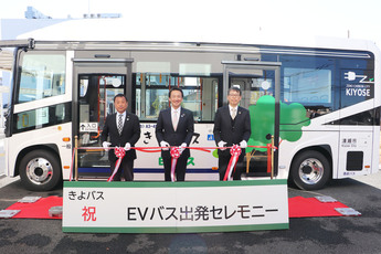 画像:テープカットをする西武バス株式会社代表取締役塚田正敏社長(右)、澁谷桂司市長(中央)、 清瀬市議会森田正英議長(左)