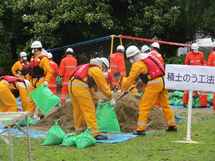 土のう工法訓練の様子
