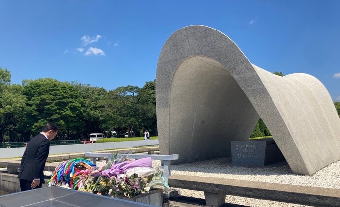 原爆死没者慰霊碑（広島平和都市記念碑）参拝