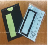 投票用紙を記名補助具に入れると手で触れば指先で記入場所がわかり、見えない・見えにくい方が安心して枠の中に候補者名等を書くことができる投票用紙専用の記名補助具です。