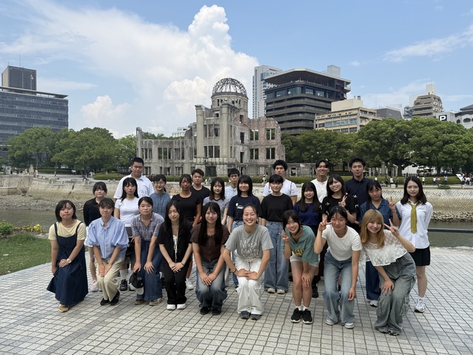 平和ユースの学生たち。原爆ドーム前での集合写真