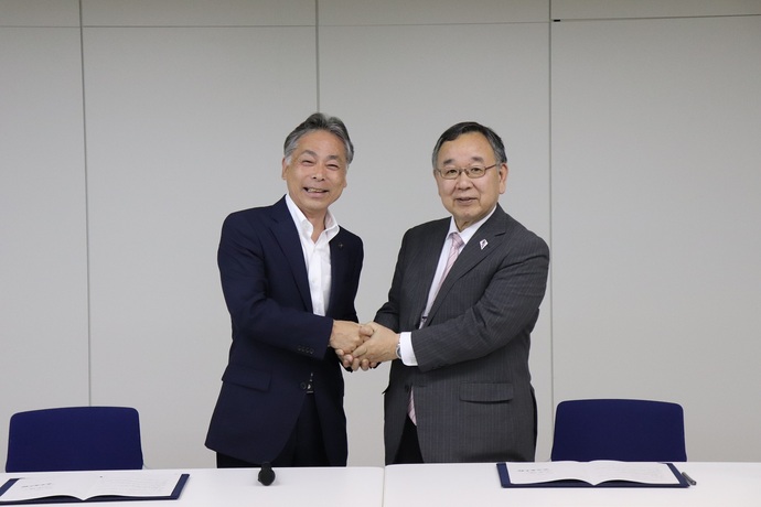 渋谷金太郎市長（左）と公益財団法人結核予防会　工藤理事長（右）